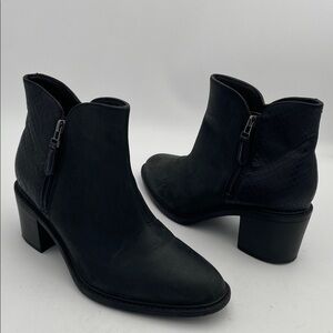 Clarks Black Textured Ankle Boots women 9.5 leather biker casual office Y2K fall